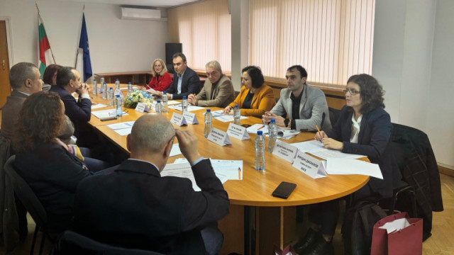 Карадимов представи на Обществения съвет към КЗК борбата с картелите на пазара на храни